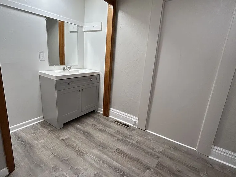 810 N Elm St — Photo 9