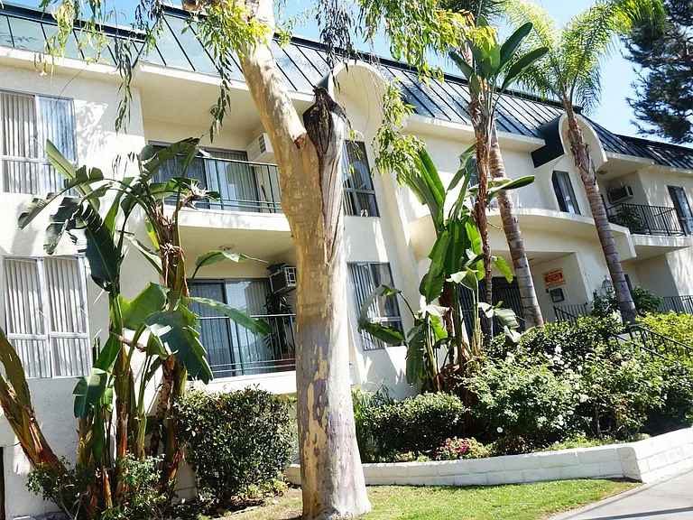 20317 Saticoy St — Photo 38