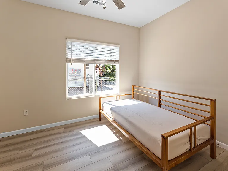 1835 S Glenn St — Photo 13