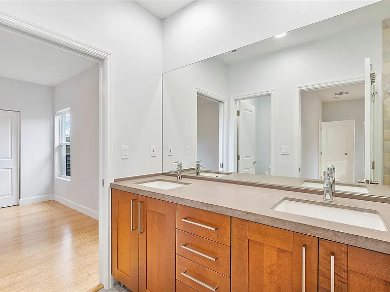 825 NE 17th Way — Photo 18