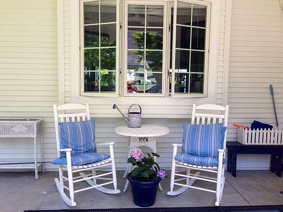 Road side covered porch
