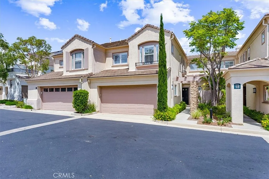 3 bed, 2.5 bath, 1567 sqft, $4,600 — Photo 2