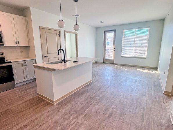 101 W Main St #100-105