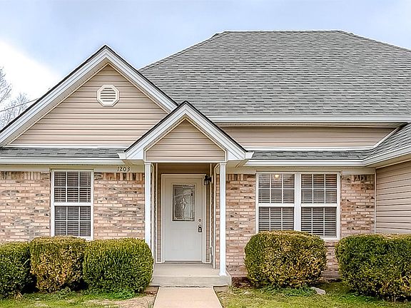 3rd image of 1203 Leathers Ln