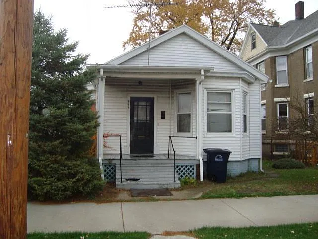414 E 8th St photo 1