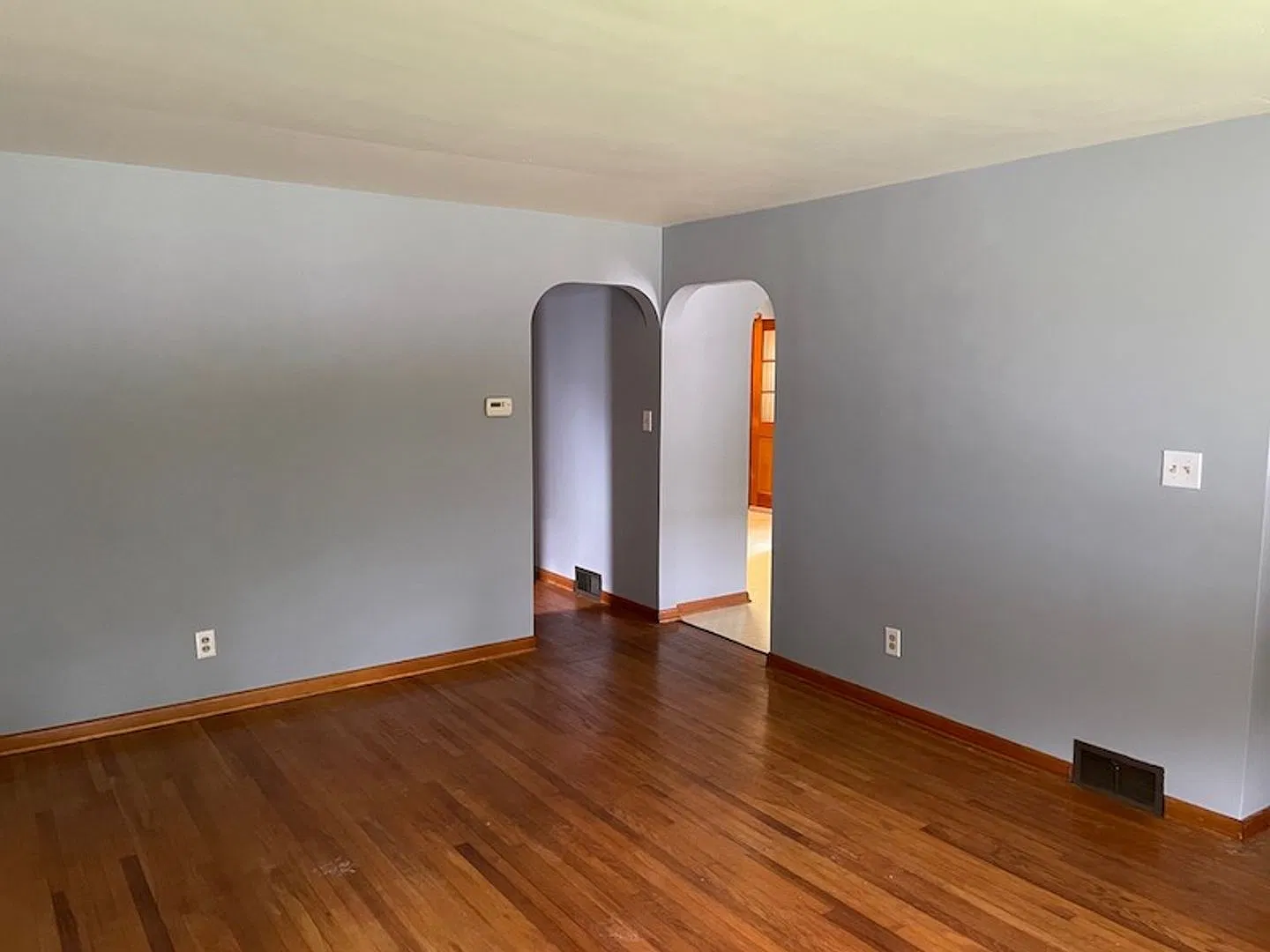Coming soon-Cute ranch with garage in Mansfield Schools — Photo 3