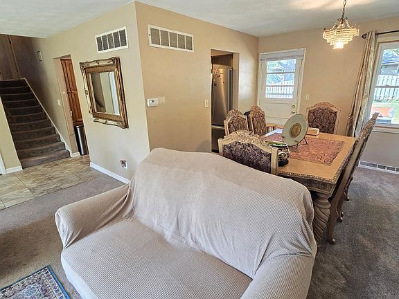 4th image of 2823 W Greenbrier Ln