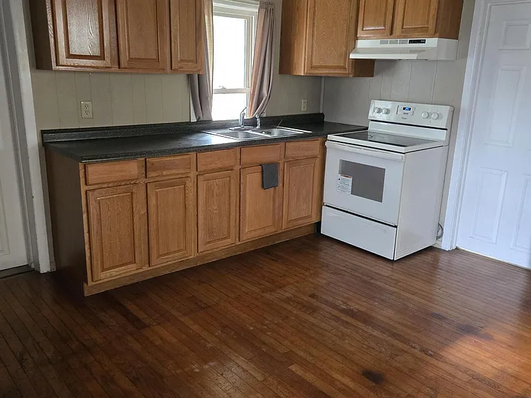 670 Cooper St #A — Photo 2