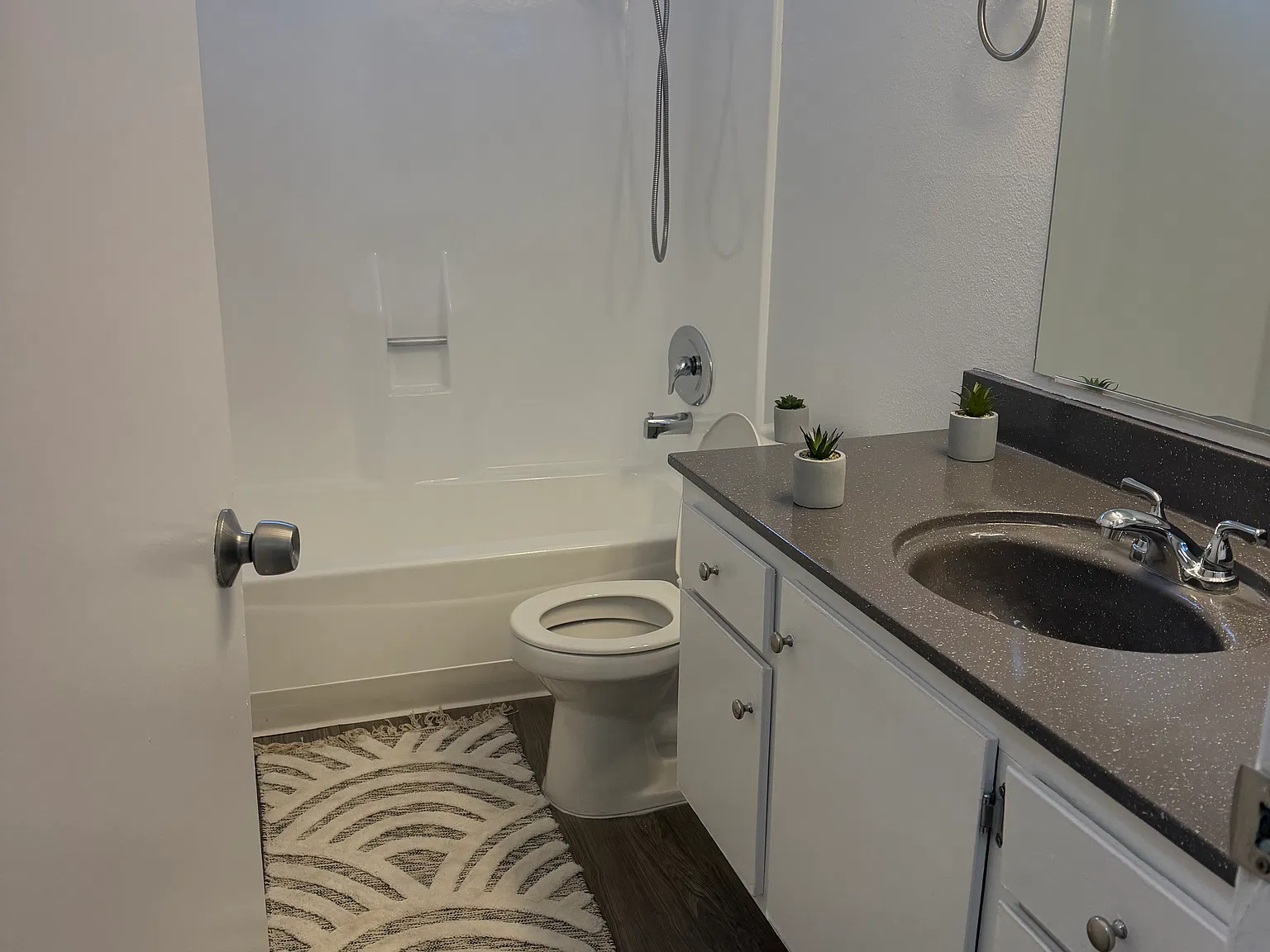1 bed, 1.5 bath, 767 sqft, $2,159 — Photo 2