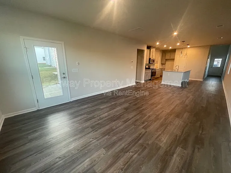 810 Manitou Cir — Photo 7