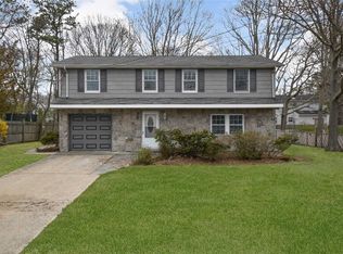 25 Presford Dr, Shirley, NY 11967