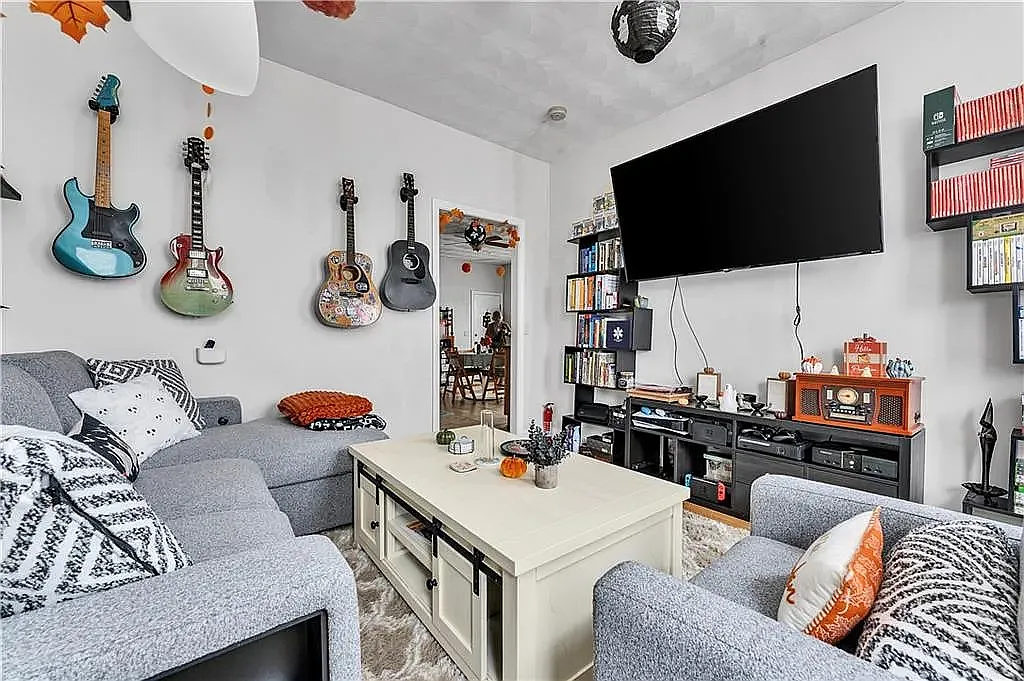 3 bed, 1100 sqft, $2,250 — Photo 3