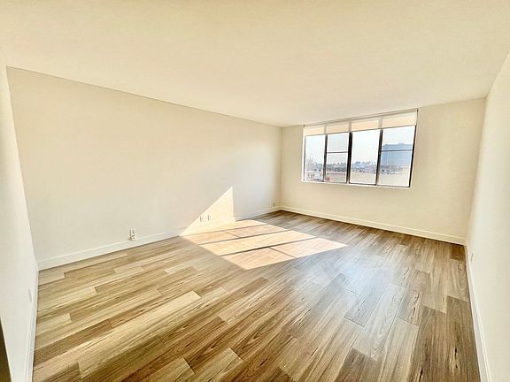 4th image of 468 S Roxbury Dr #505