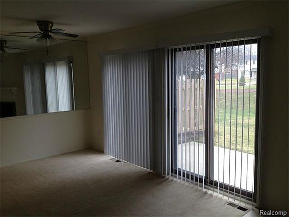 4th image of 28537 Regent Ct S