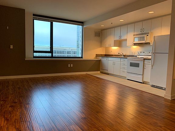 2nd image of 260 King St Unit 783