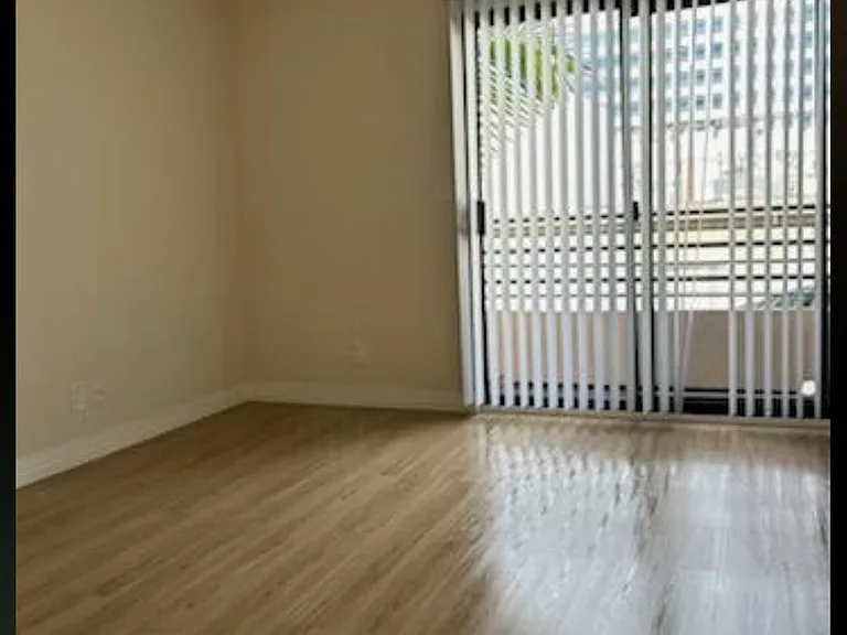 Burton Way Apartments — Photo 15