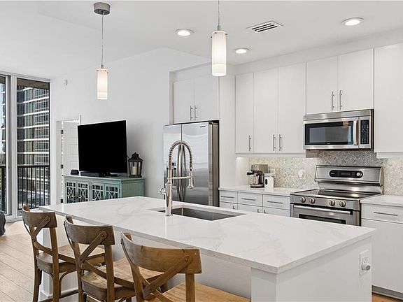 4th image of 1080 Peachtree St NE Unit 1504