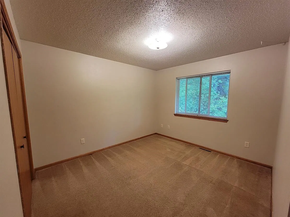 3 bed, 2.5 bath, $1,400 — Photo 3