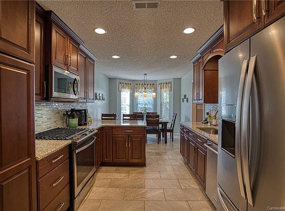 5th image of 104 Birchwood Ct