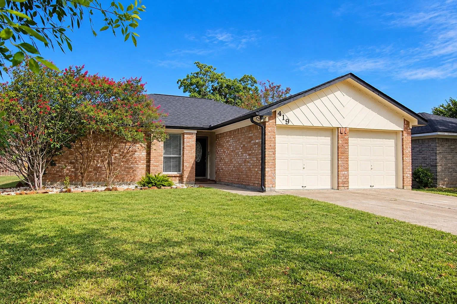 3 bed, 2.0 bath, 1520 sqft, $2,300 — Photo 2
