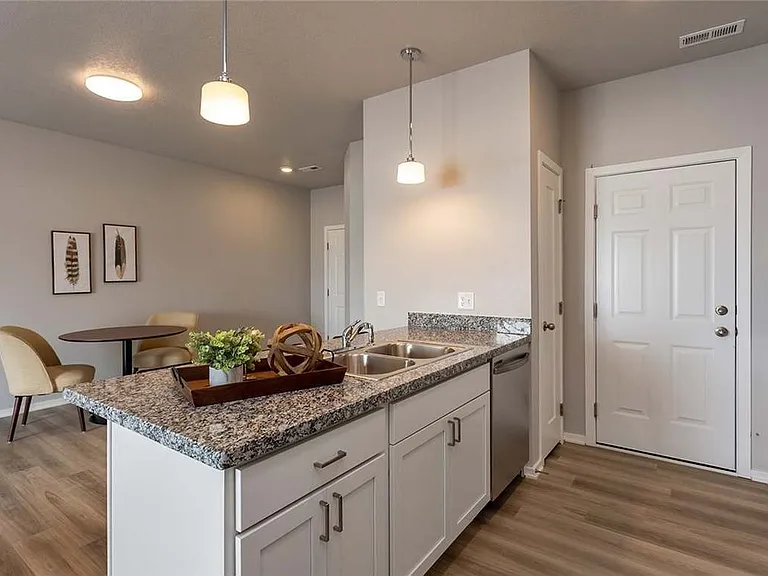 236 NW Greenwood Pl — Photo 8