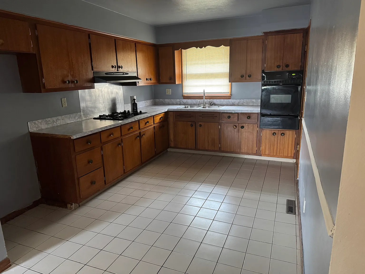3 bed, 1200 sqft, $1,600 — Photo 1