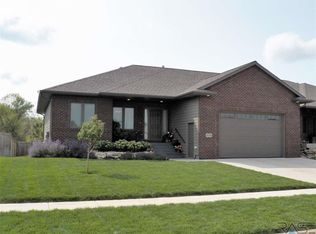 8003 S Parkwood Ave, Sioux Falls, SD 57108
