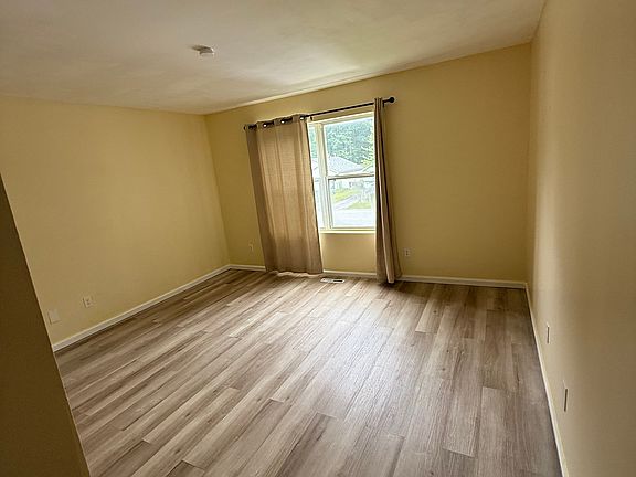 4th image of 319 Meadowlark Dr