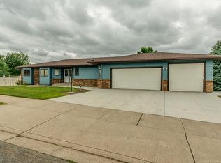 2004 Lincoln Pl NW, Mandan, ND 58554