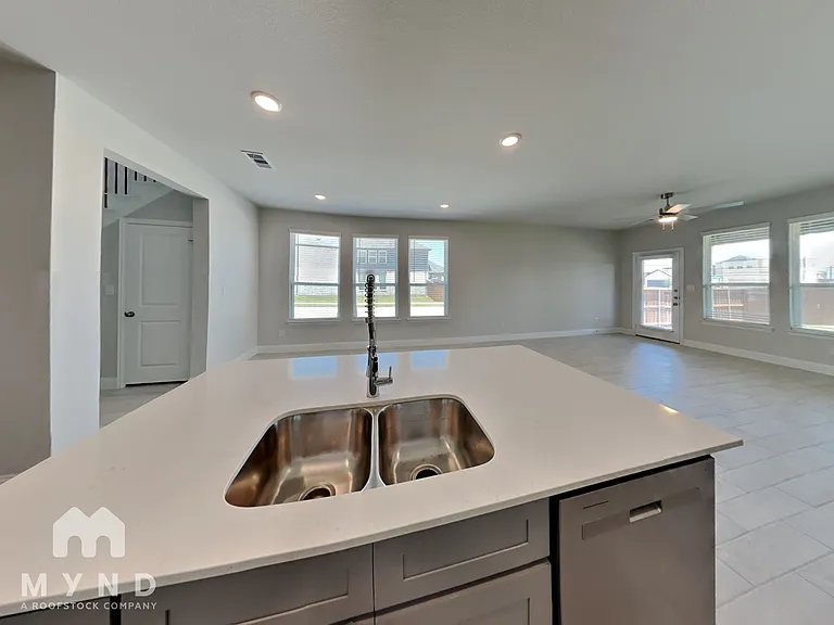 432 Oceania Ln — Photo 4