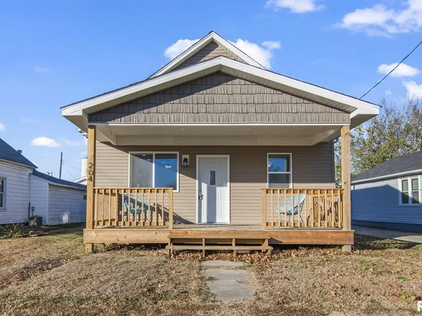 204 E Madison St, Girard, IL 62640