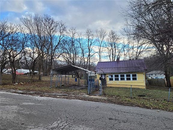3rd image of 11909 E Kentucky Ave
