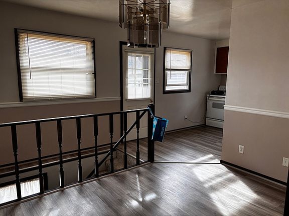 5th image of 215 Cedar St