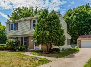 2163 Cambridge Dr SE, Grand Rapids, MI