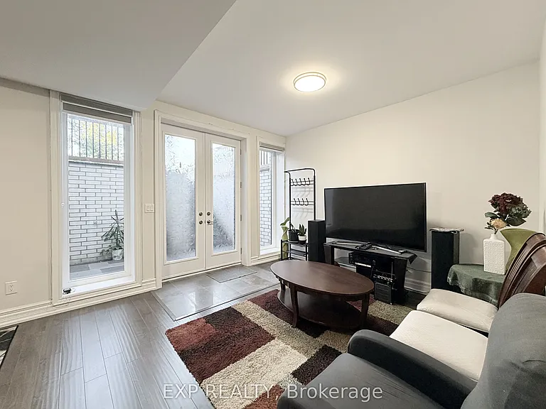 1606 Sandhurst Cres — Photo 14