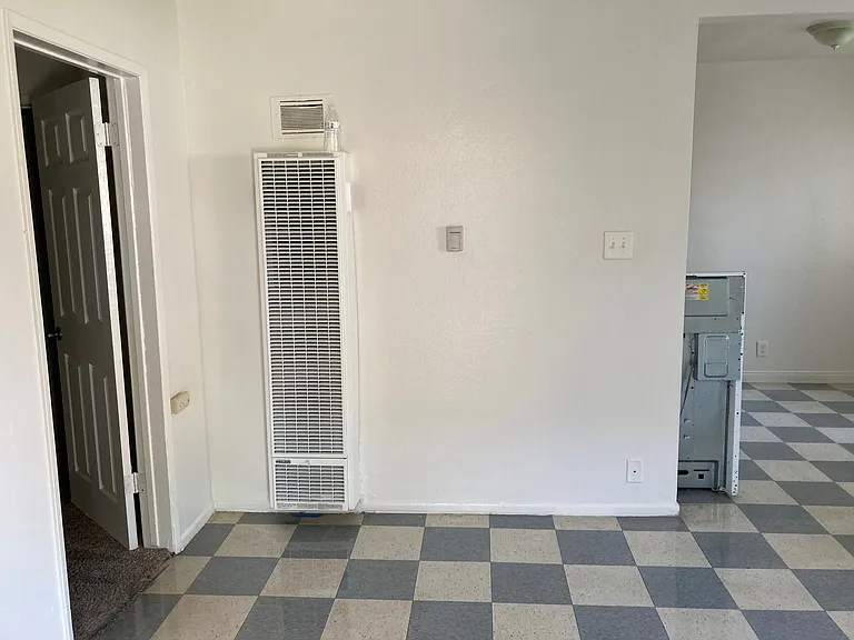1145 S Poplar St — Photo 7