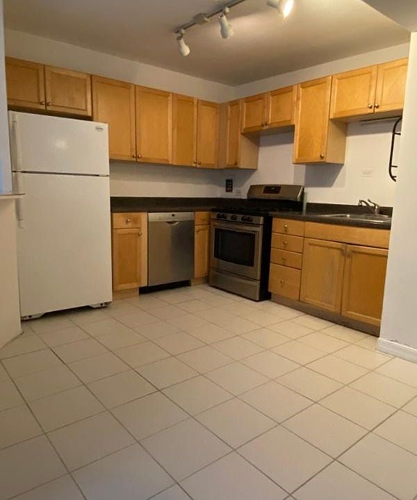 1st image of 3950 N Lake Shore Dr APT 206