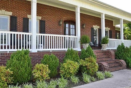 Welcome....come in! Lovely front porch.
						:
						Relax and welcome your guests...