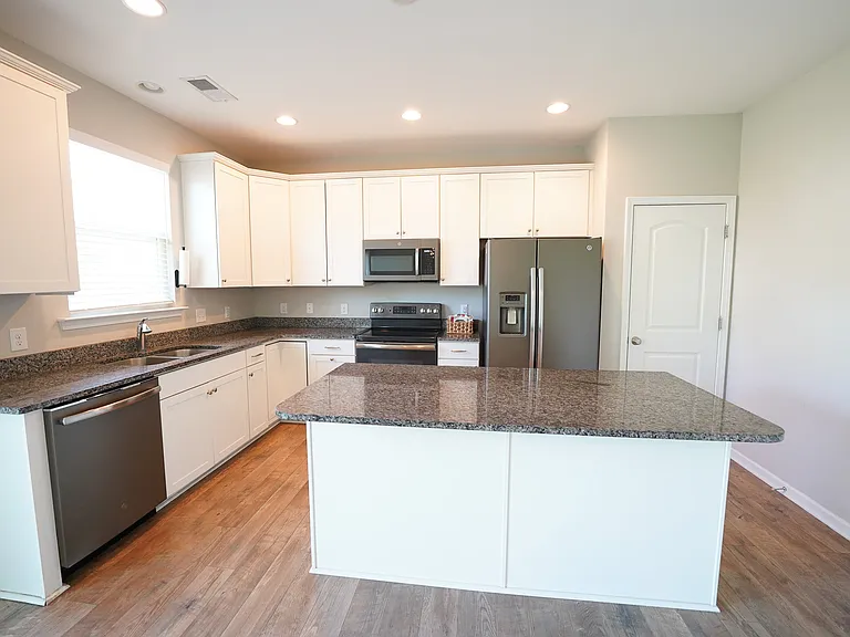 215 Shelton St — Photo 6