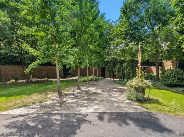 4647 Private Lake Dr, Bloomfield Hills, MI 48301