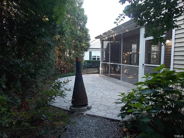 9714 Renfield Dr — Photo 32