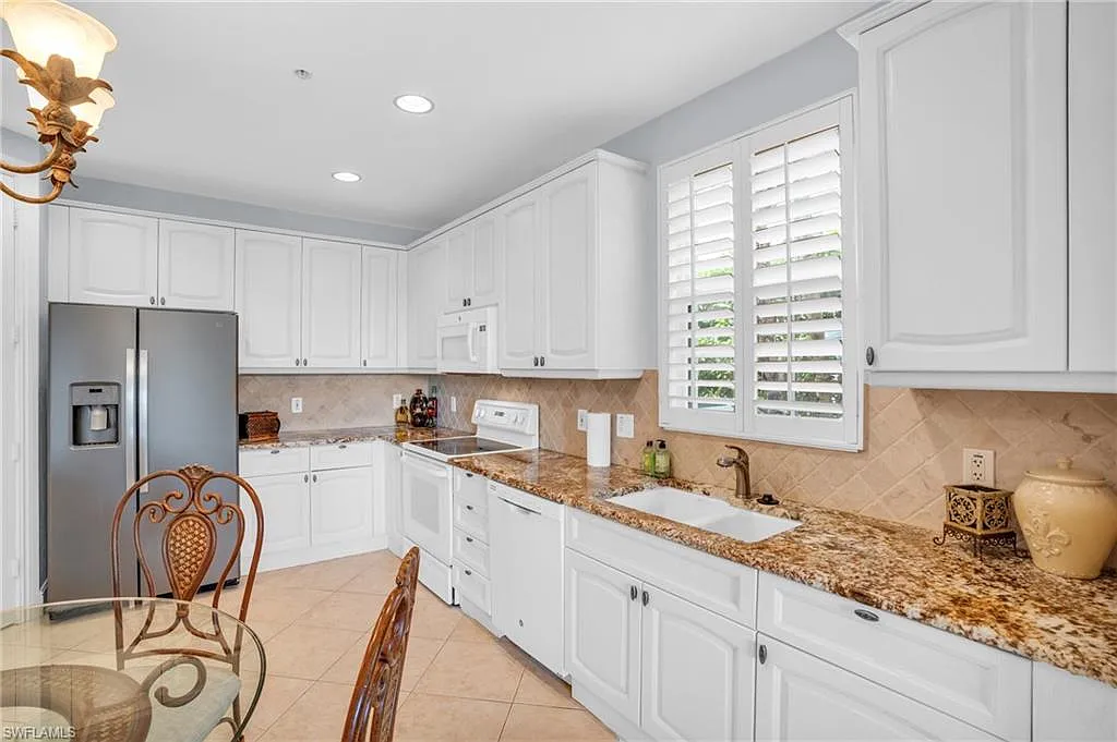 3 bed, 2.0 bath, 2408 sqft, $7,950 — Photo 3