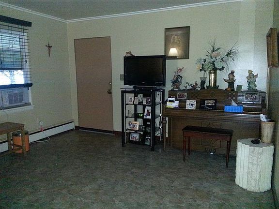 2nd image of 4948 Northcote Ave