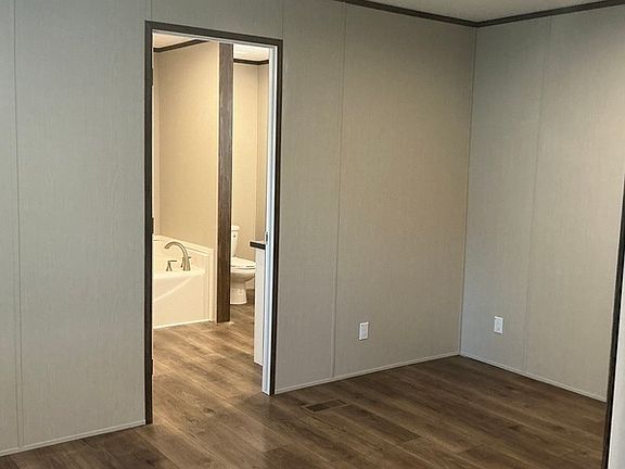 4th image of 31 Poole Cir