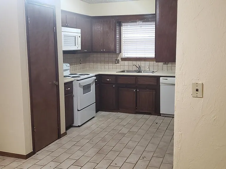 930 Brookhurst Blvd — Photo 2