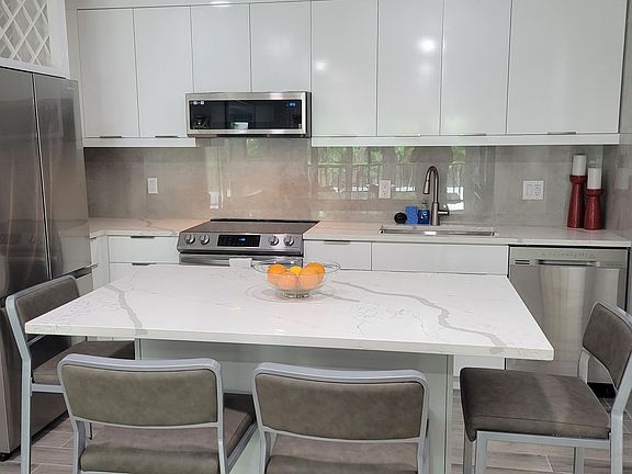 3rd image of 631 N Orange Ave Unit 202