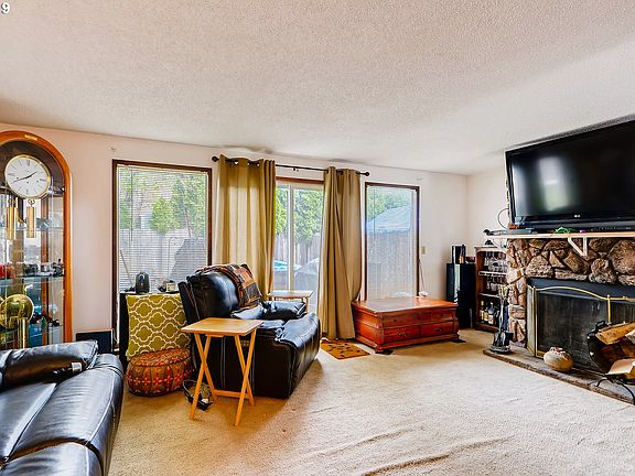 3rd image of 2221 NE Barberry Ct