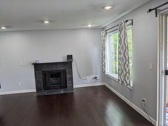 3rd image of 7426 W Lake Sammamish Pkwy NE #302