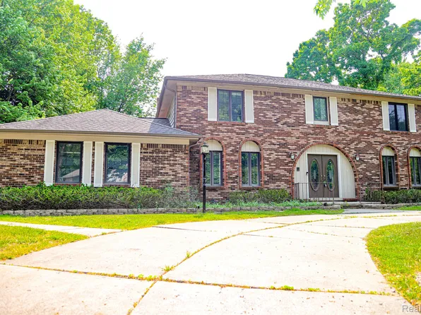 6024 Glen Eagles Dr, West Bloomfield, MI 48323