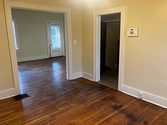 4th image of 920-922 Grafton Ave